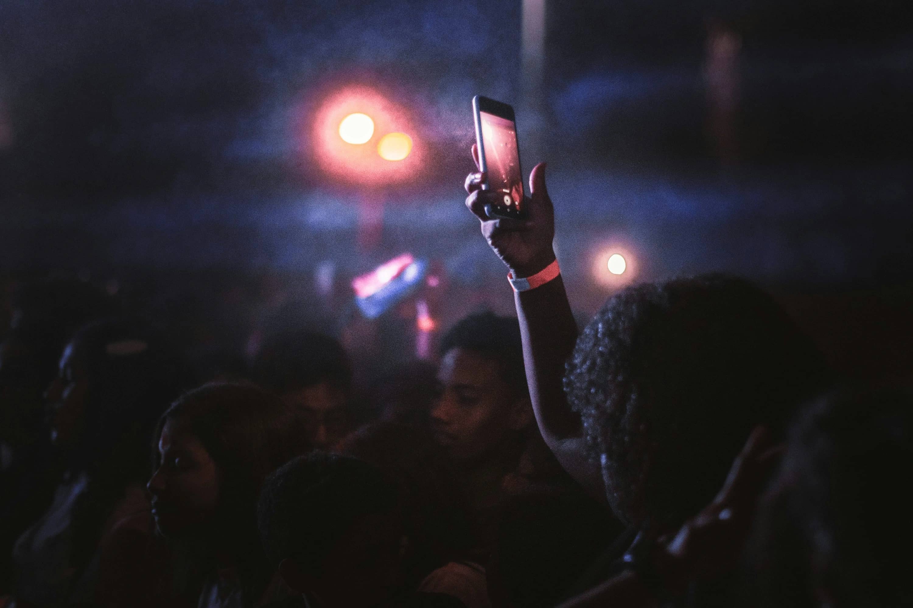 How to Save on Event Tickets with Deal-Alert Apps