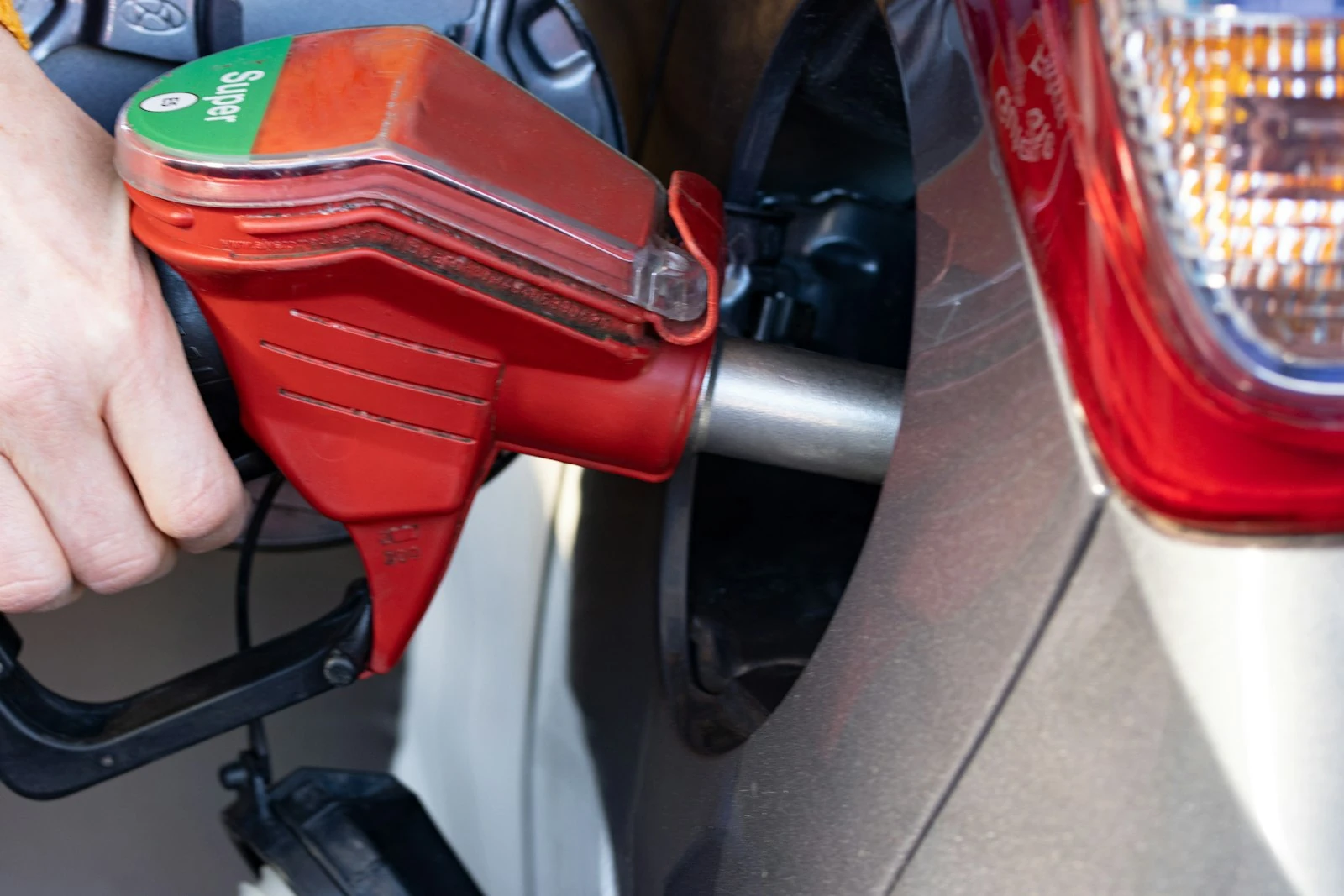 Noon Gas Rule: Should You Fill Up Before Noon in the US?